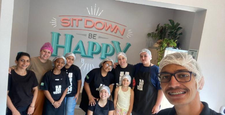 Alunos do curso de Culinária  conhecem rotinas da cozinha industrial